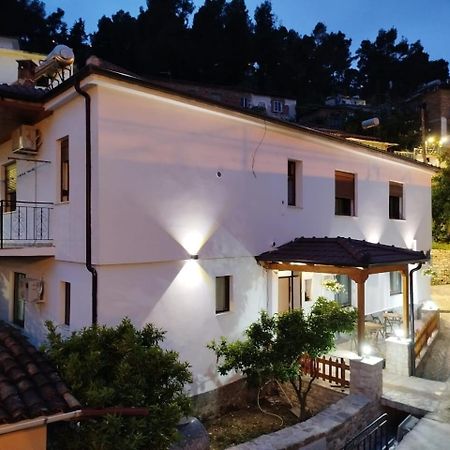 Hotel Vila Vreko B&B Berat Bagian luar foto