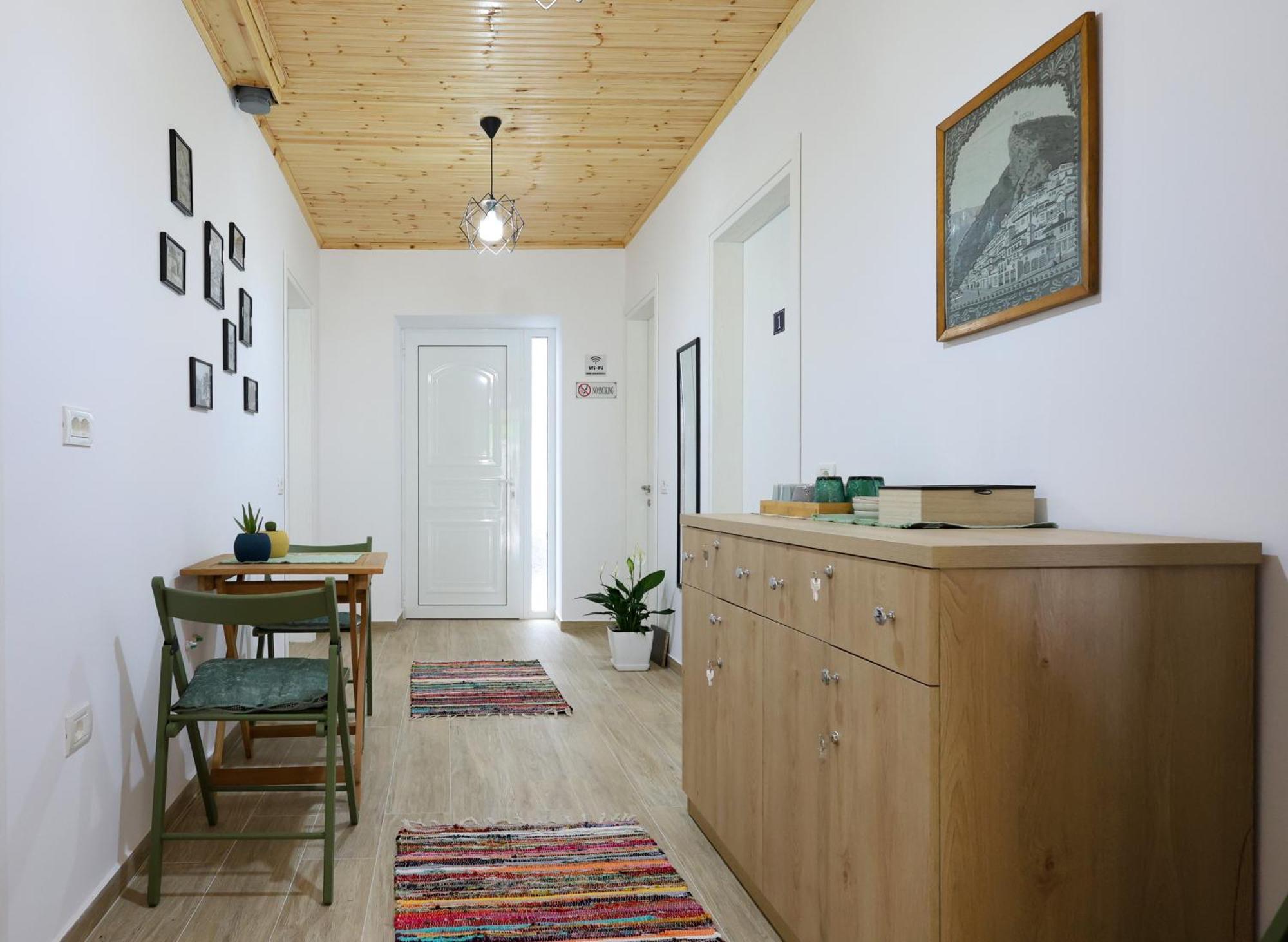 Hotel Vila Vreko B&B Berat Bagian luar foto