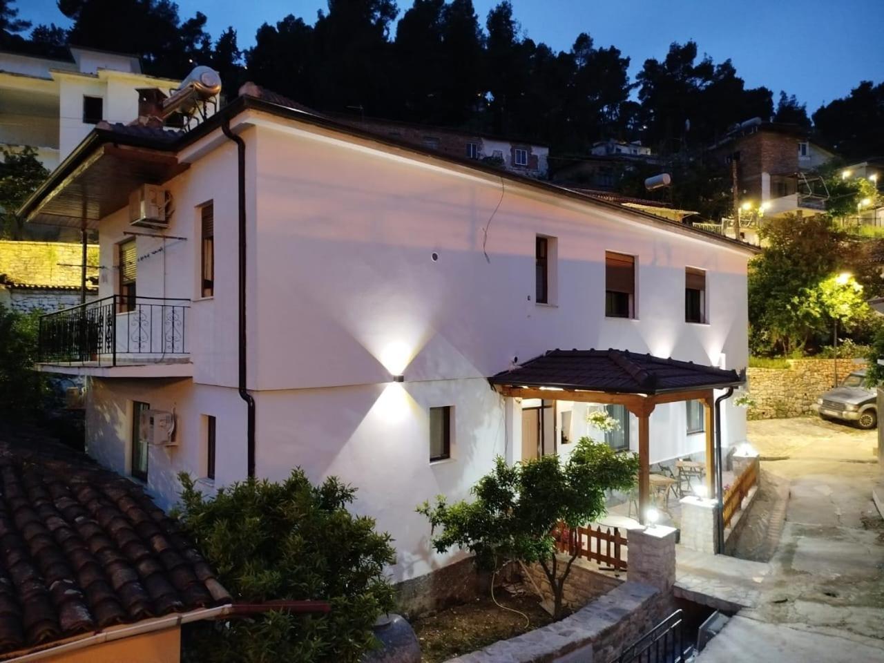 Hotel Vila Vreko B&B Berat Bagian luar foto