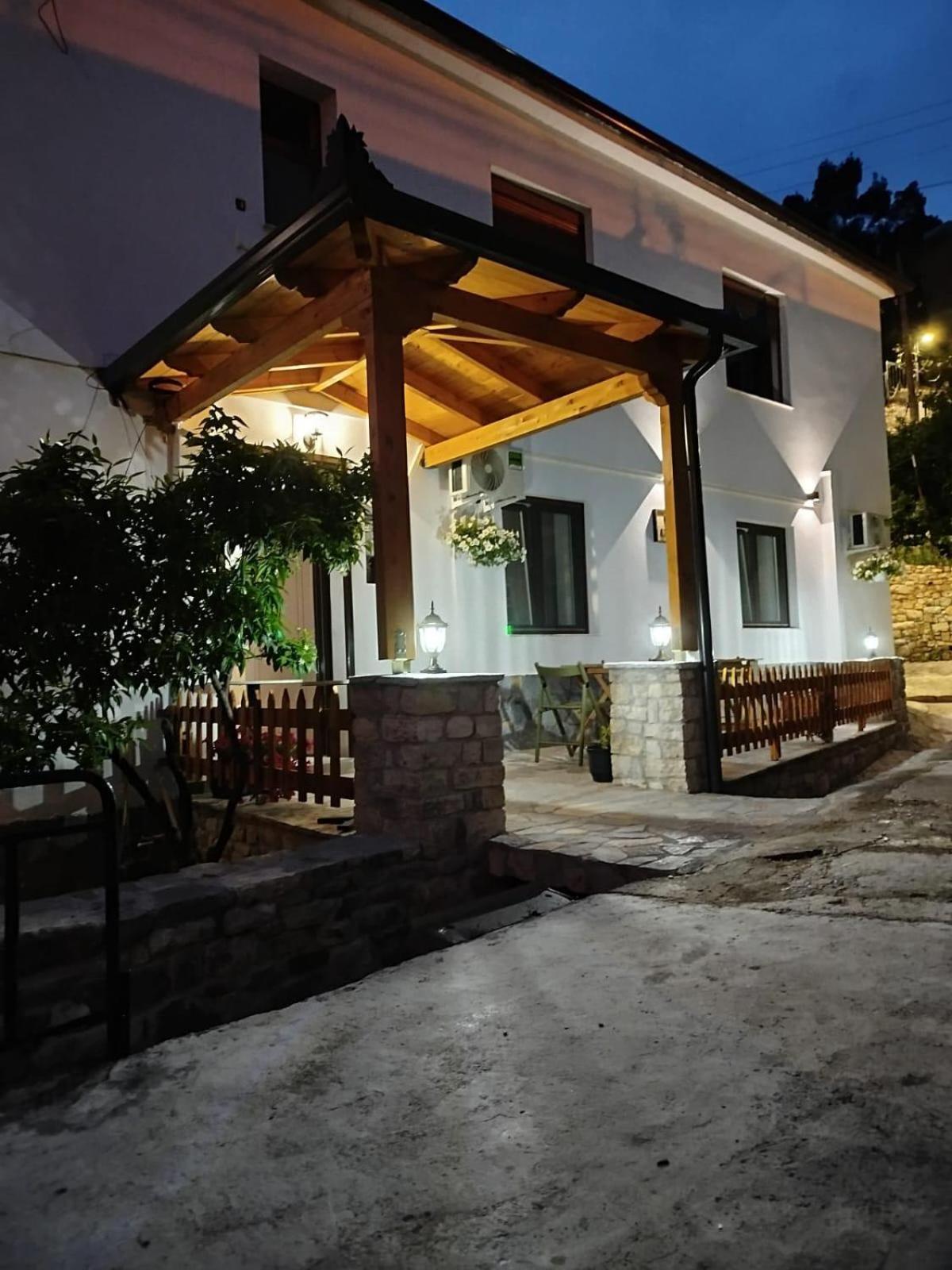 Hotel Vila Vreko B&B Berat Bagian luar foto
