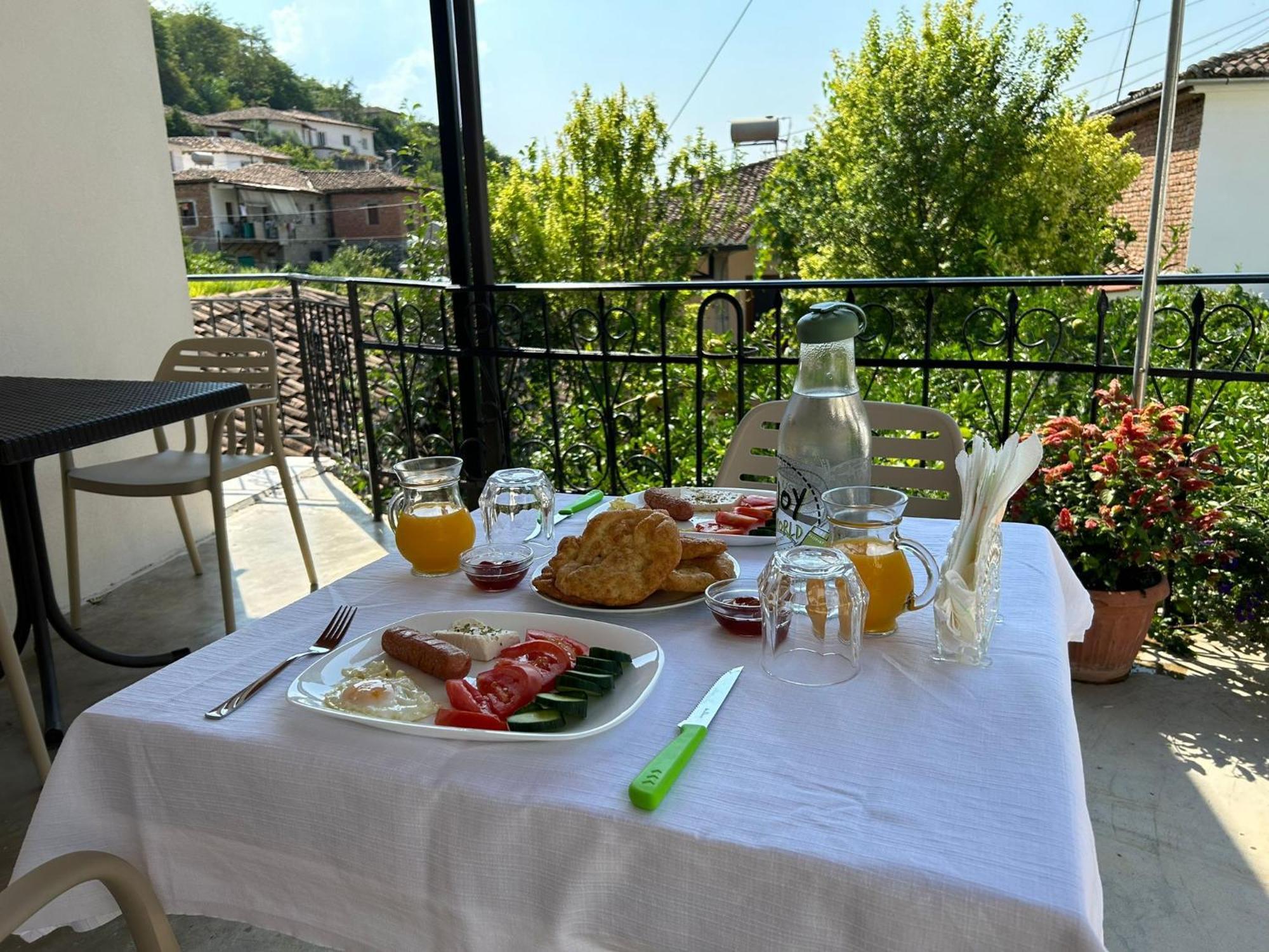 Hotel Vila Vreko B&B Berat Bagian luar foto