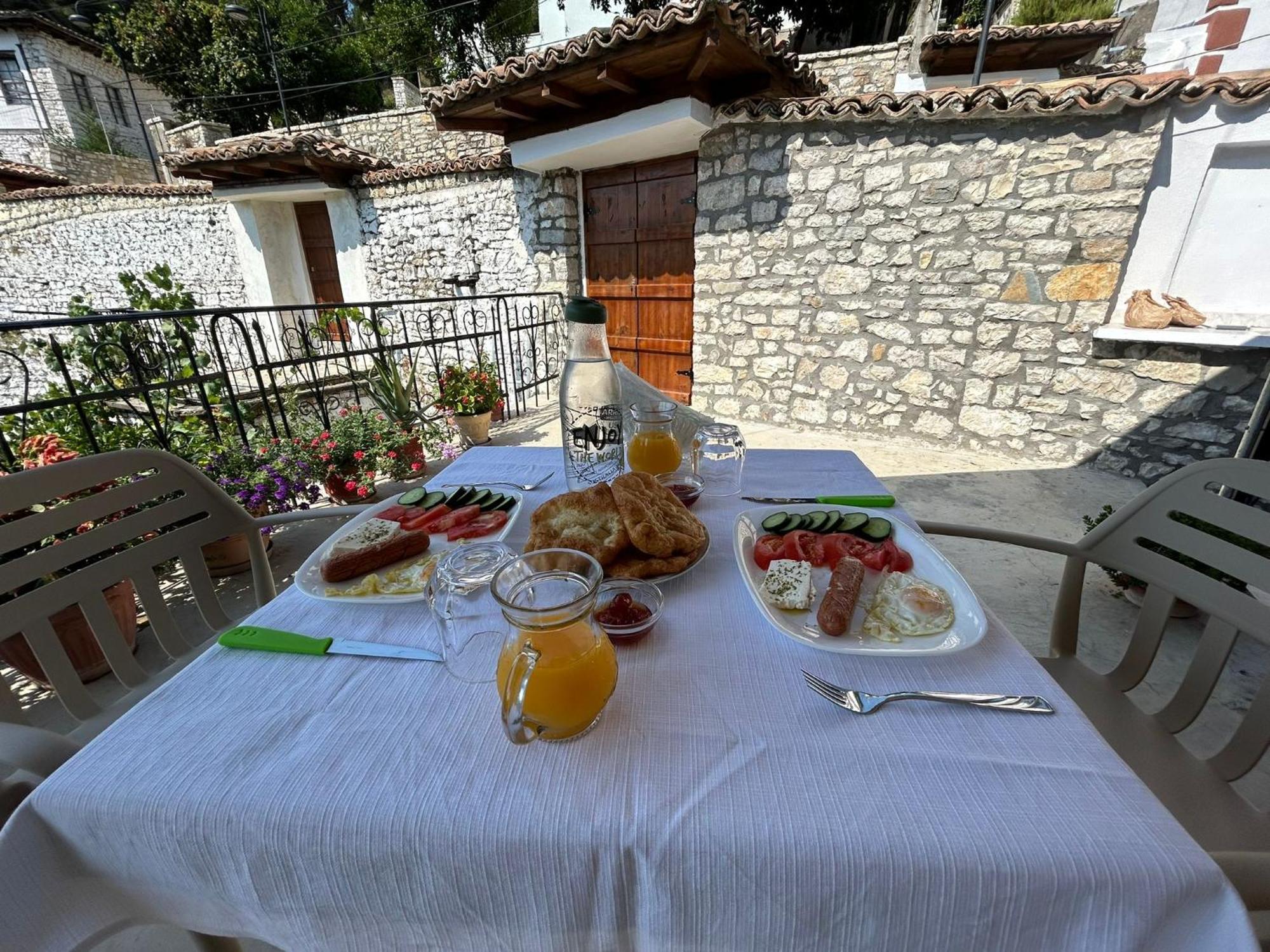 Hotel Vila Vreko B&B Berat Bagian luar foto